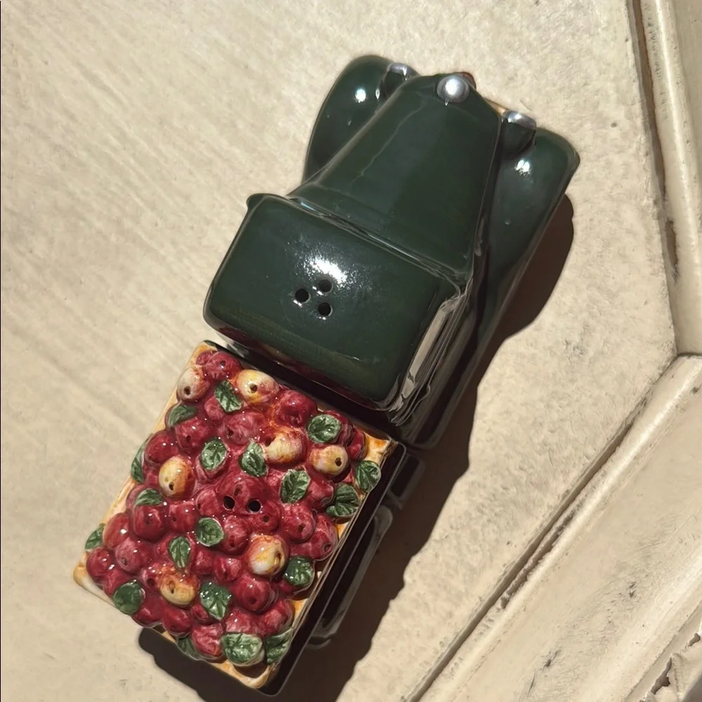 Ceramic vintage Apple Truck Salt & gift‎ Pepper Shaker Set in original box